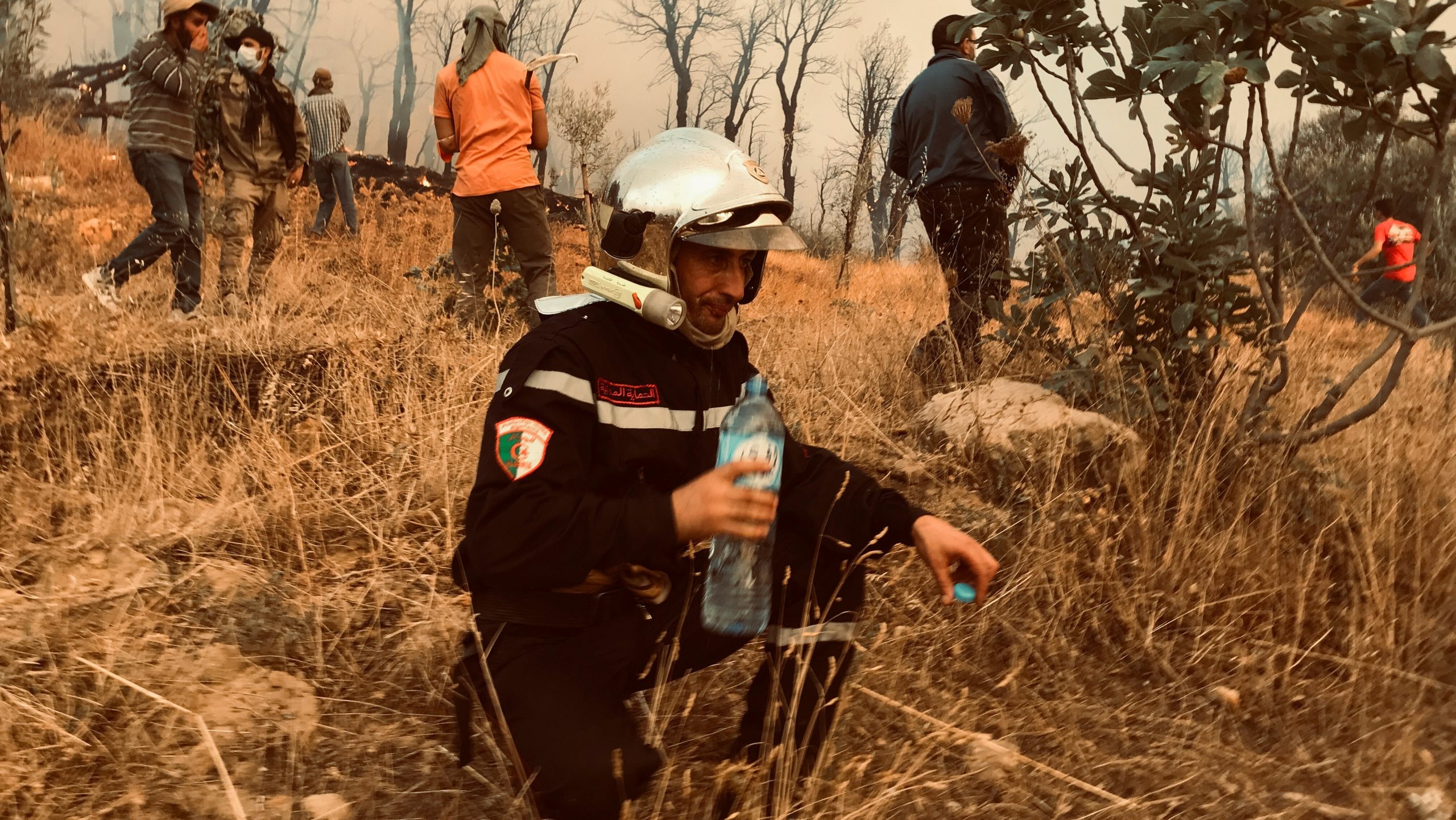 “طائرتان” و”نحن معكم”!.. كيف تفاعل المغاربة مع حرائق الجزائر؟