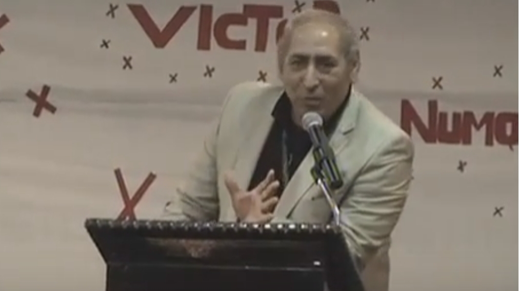 الوالي”بنعمر” ينجح في نزع فتيل غضب الشارع بعد مقتل تاجر بالداخلة بقطع الطريق لتسيس الملف ويتعهد بمحاسبة الجناة خلال إستقباله لأسرة الفقيد