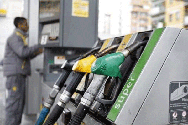 الحكومة تعلن توزيع حصة ثانية من الدعم على مهنيي النقل لمواجهة ارتفاع أسعار المحروقات