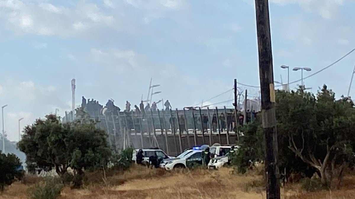 هجوم هو الأخطر منذ إعادة فتح الحدود.. المئات من المهاجرين يقتحمونسياج مليلية وإصابة 116 عناصر أمن مغربي