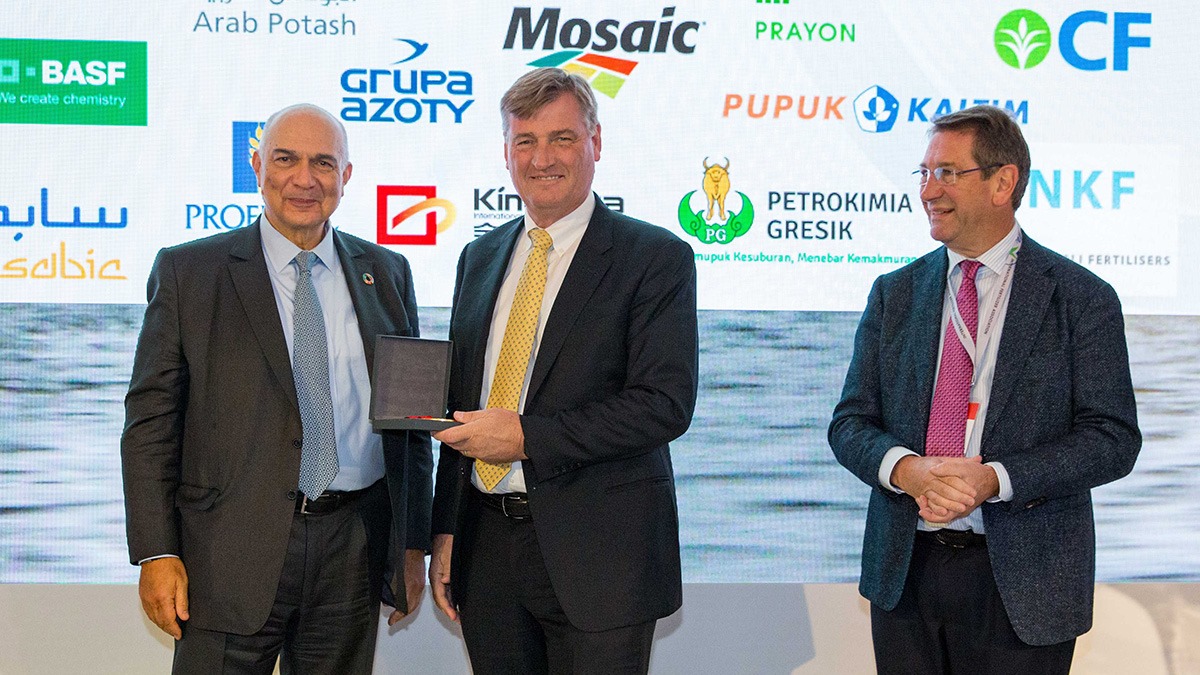 تسريبات تكشف “الضغوطات” التي مورست لفرض رسوم على وارادت الفوسفاط المغربي ونتائجها السلبية على أمريكا