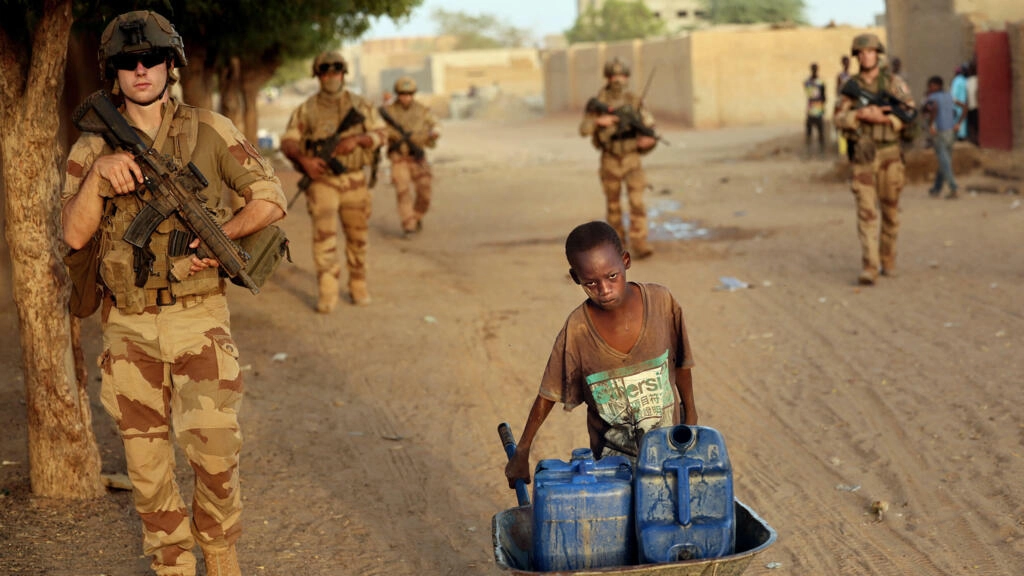 بسبب «فاغنر».. فرنسا توقف مساعداتها التنموية لمالي
