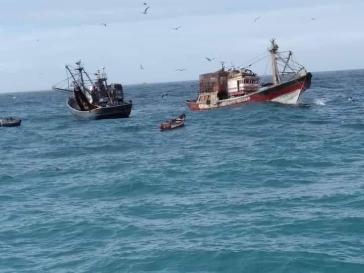 وفاة ربان وفقدان بحار بعد غرق مركب للصيد بالجر بمصيدة الأخطبوط جنوب بوجدور