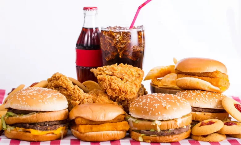 دراسة تربط بين الأطعمة الجاهزة وسرطان يصيب النساء