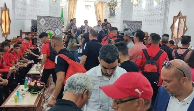 وطائرة المنتخب المغربي تصل الجزائر في رحلة مباشرة