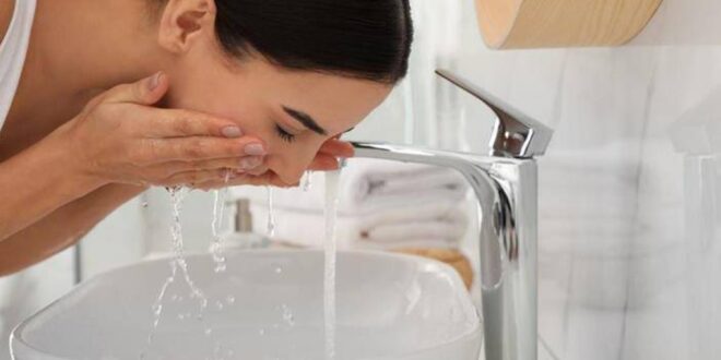 ماء الصنبور.. مخاطر ترفع نسب الجفاف في البشرة