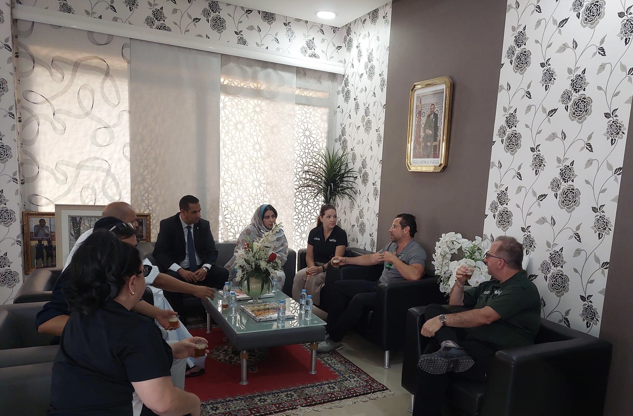 وفد أمريكي يزور العيون ويعبر عن إعجابه بالمشاريع التنموية والاستقرار والأمن