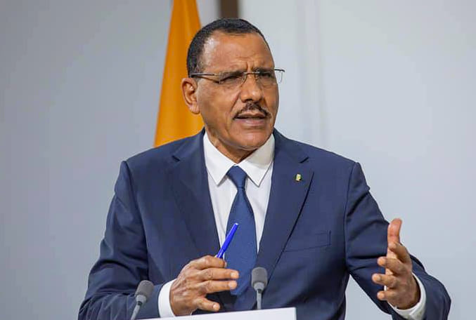 المجلس العسكري بالنيجر يتهم الرئيس المخلوع بالخيانة العظمى