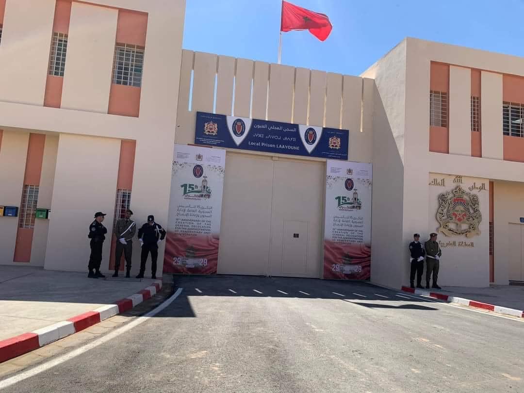 العيون : السلطات الأمنية تنقل المساجين للسجن المحلي 2 الجديد