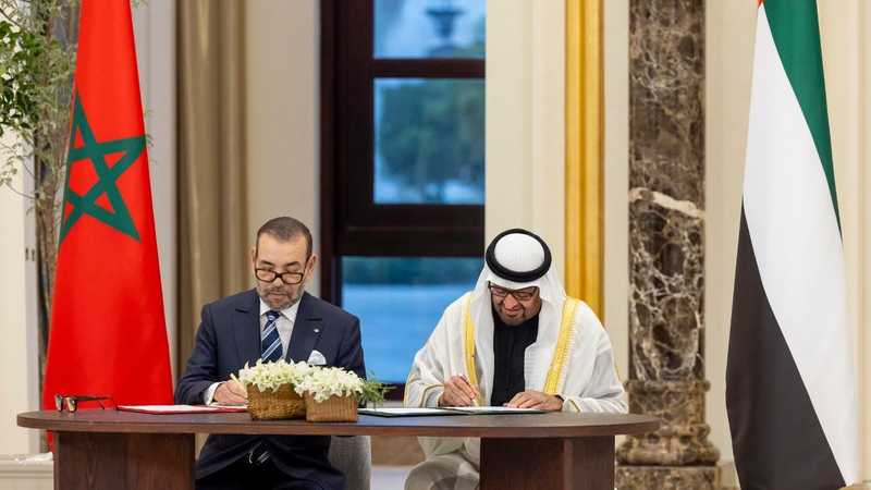 جلالة الملك ورئيس دولة الإمارات العربية المتحدة يوقعان بأبوظبي إعلان “نحو شراكة مبتكرة ومتجددة وراسخة بين المملكة المغربية ودولة الإمارات العربية المتحدة”