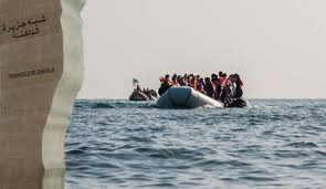 الداخلة :وحدة مراقبة السواحل تعترض قارب يحمل 108 مهاجر