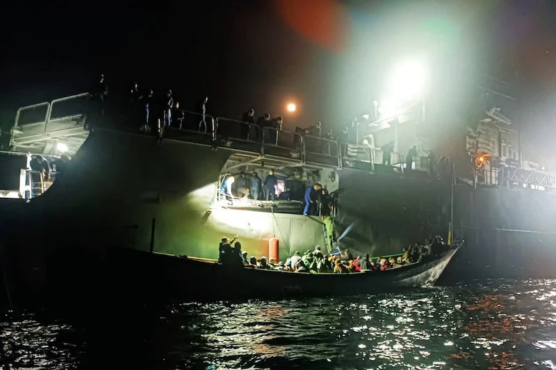 البحرية الملكية تقدم المساعدة لمرشحين للهجرة السرية سواحل مدينة الداخلة