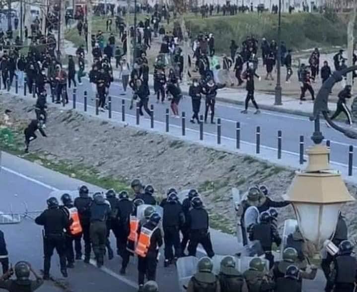 تدابير أمنية حازمة بعد اندلاع أعمال شغب و ضبط 29 مشتبهًا خلال مباراة الرجاء البيضاوي والمغرب التطواني.