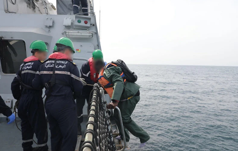 القوات المسلحة الملكية تعترض قاربا جانحا بالداخلة