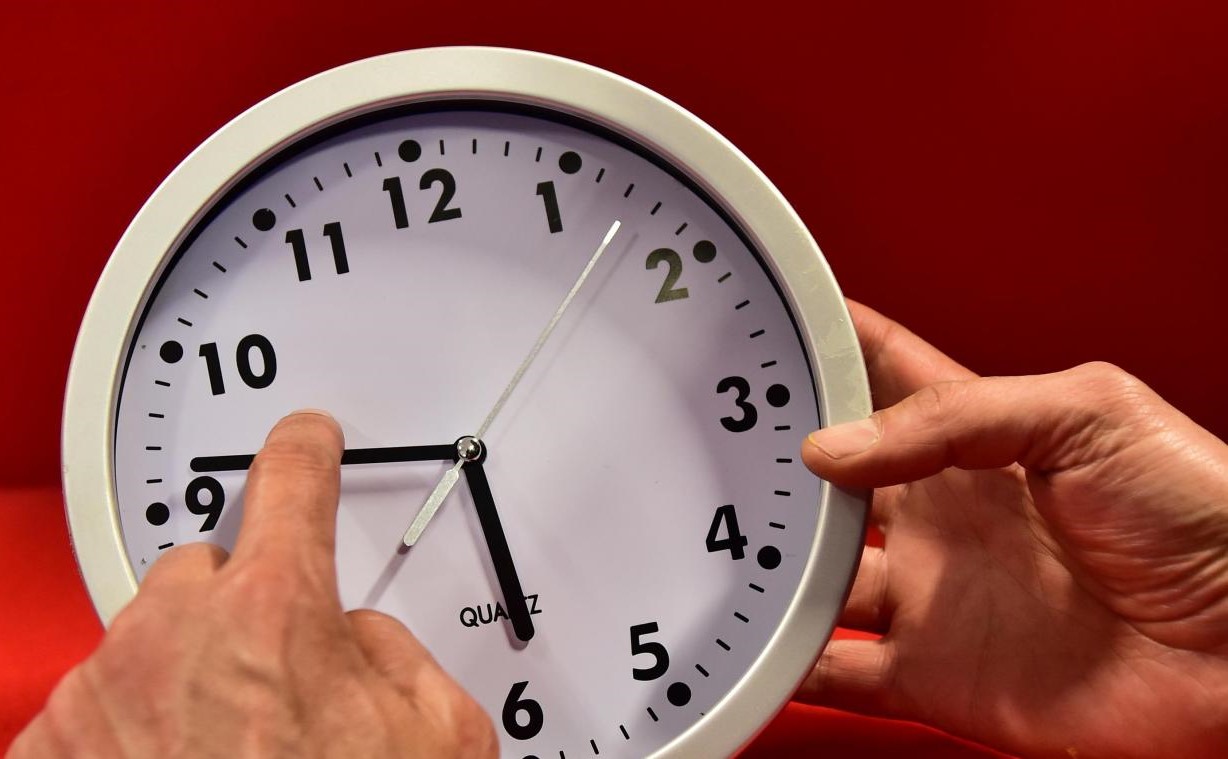 عودة الساعة الإضافية بالمغرب يوم الأحد المُقبل