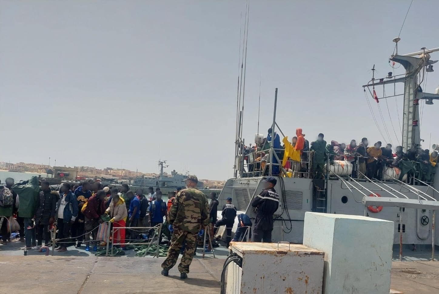 الداخلة… البحرية الملكية تنقذ قارب على متنه 196 مهاجر من دول جنوب الصحراء