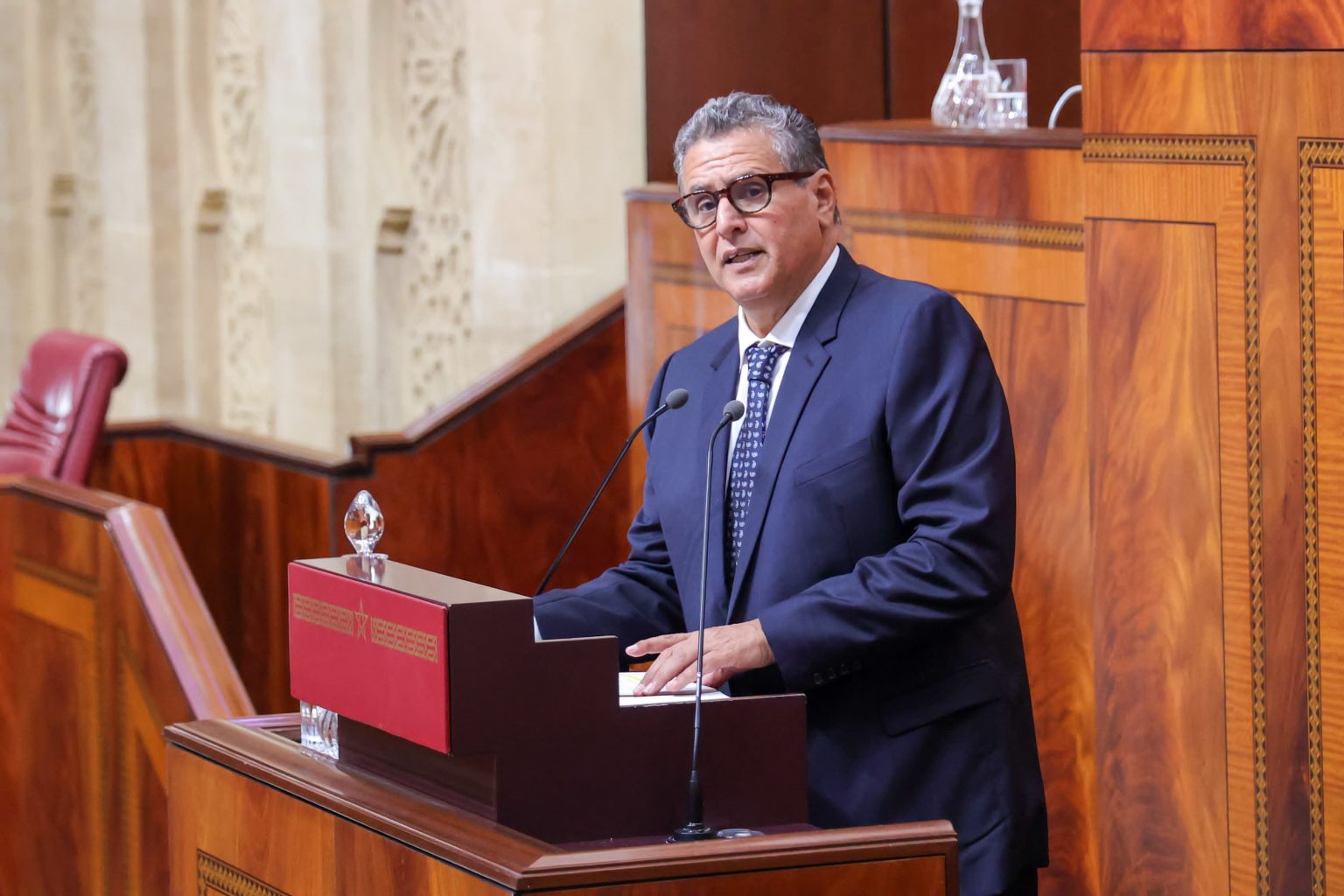 أخنوش: 500 درهم ديال الدعم الاجتماعي ماساهلاش… وعدد من المواطنين مبقاوش باغين يخدمو بسببها