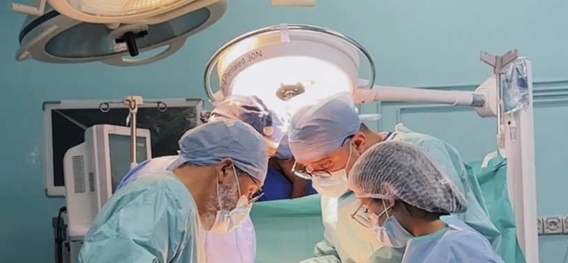 إجراء أول عملية جراحية لاستئصال المثانة السرطانية لدى مريض بالعيون