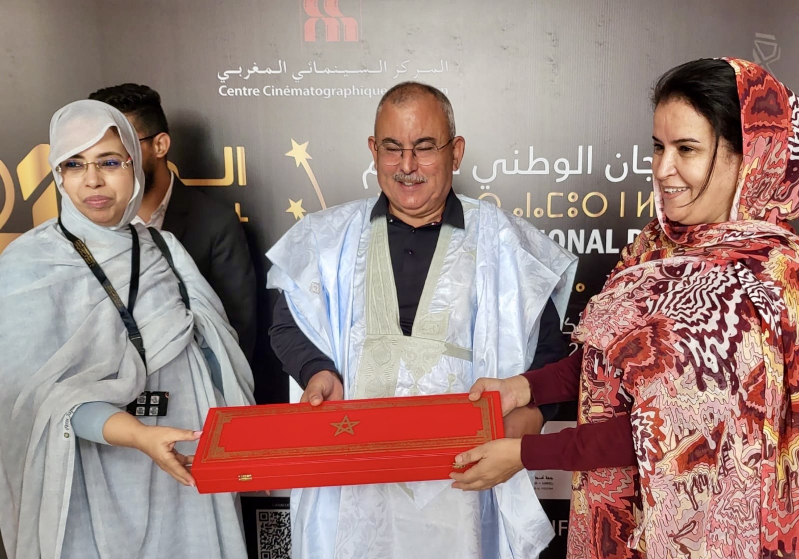 السينمائيون الصحراويون يكرمون مدير المركز السينمائي المغربي بطنجة