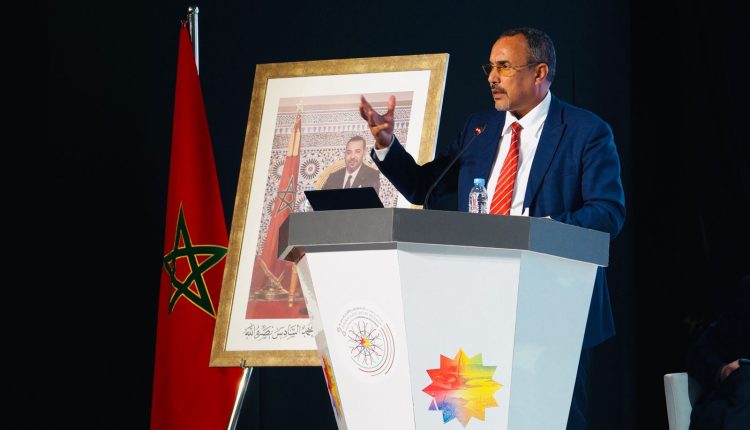 الخطاط ينجا يستعرض منجزات جهة الداخلة خلال أشغال مناظرة الجهوية بطنجة