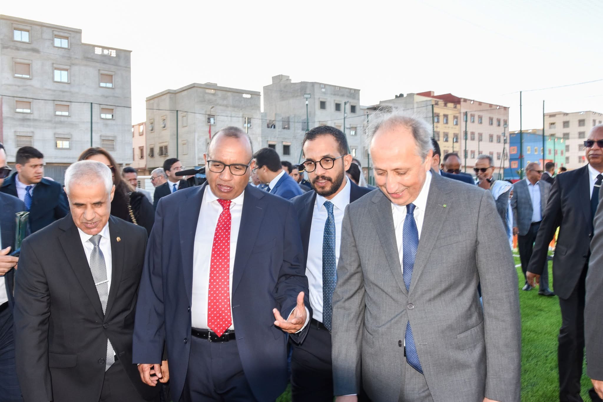 وزير التربية الوطنية ورئيس جماعة الداخلة يشرفان على افتتاح عدد من ملاعب القرب واعادة تأهيل المسبح البلدي