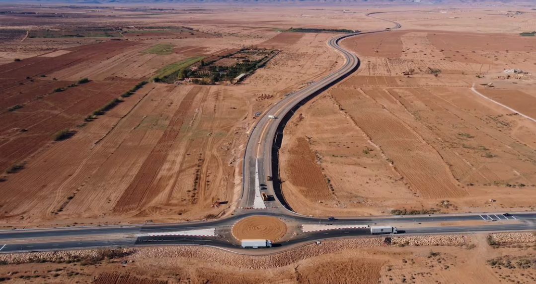 الطريق السريع تيزنيت-الداخلة: تحديات جديدة تهدد النشاط التجاري في جماعات سيدي إفني وكلميم