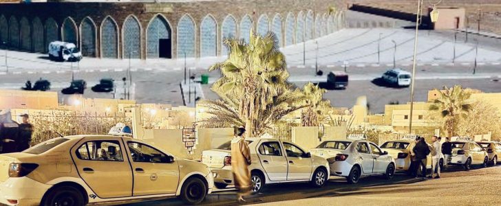 أرباب سيارات الأجرة الصغيرة بالسمارة ينظمون وقفة إحتجاجية والمواطنون يطالبون بإحترام القرار العاملي المنظم للتسعيرة