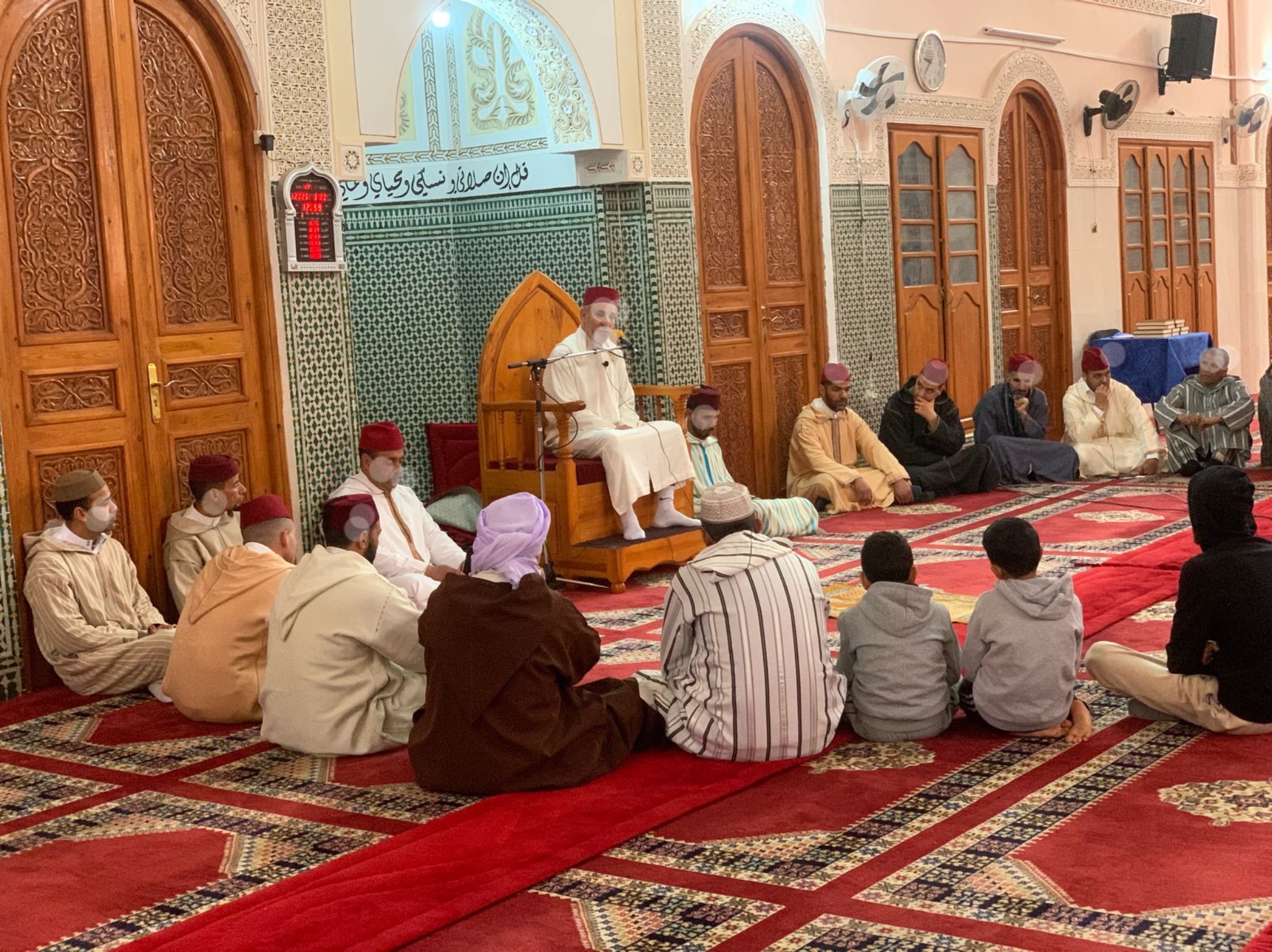 إرشاد بالفوضى وتأخير للصلاة.. من يضبط فوضى الوعظ الديني بالعيون؟