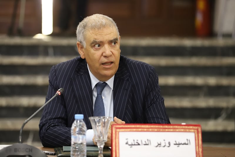 لفتيت يمنح ولاة الجهات سلطة الترخيص لنقل الأسلحة وعتاد الدفاع