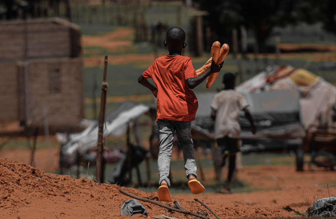 خبز في المسير.. حين يتحول البقاء إلى كرامة