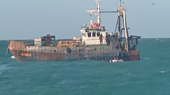 الداخلة: عملية إنقاذ نوعية تعيد الأمل لطاقم “المبروك 1” بعد تعطل سفينة الصيد شمال غرب المدينة