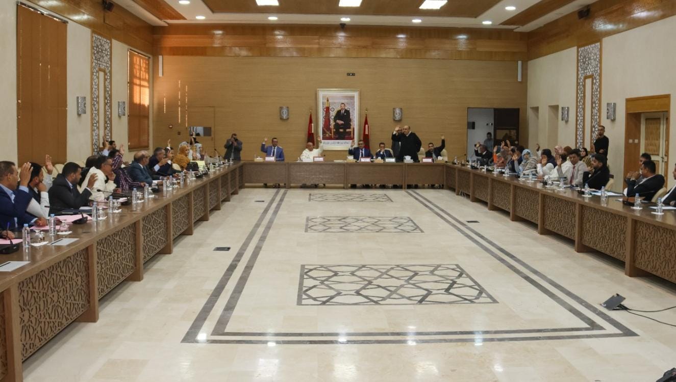 والي جهة العيون الساقية الحمراء يترأس اجتماع مجلس إدارة الشركة الجهوية متعددة الخدمات ويصادق على برامجها المستقبلية