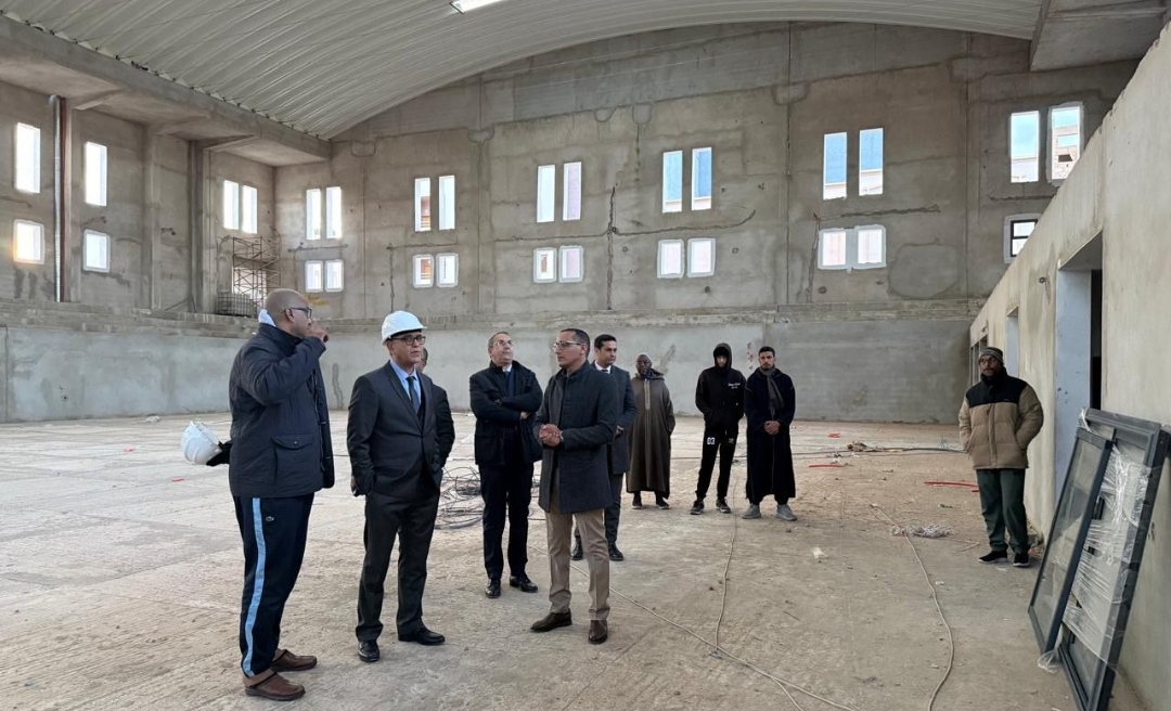 عامل إقليم السمارة يتفقد أشغال إنجاز القاعة المغطاة بشارع الجيش الملكي