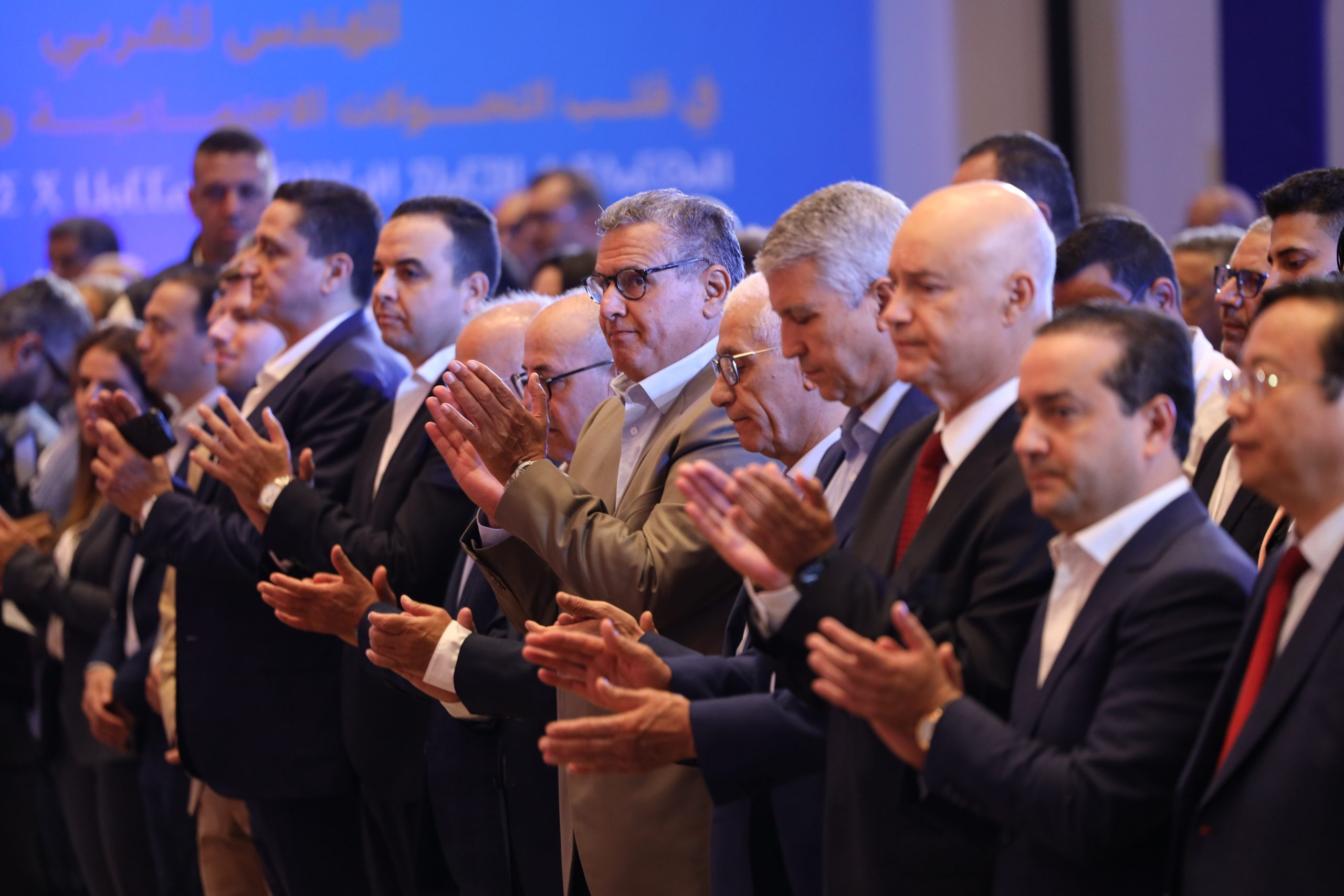 أخنوش والحمامة .. أنا من أحياها وأنا من سيميتها