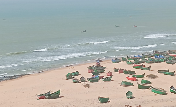 أمواج “التهراس” تستنفر سواحل بوجدور وإنقاذ ستة بحارة من الغرق