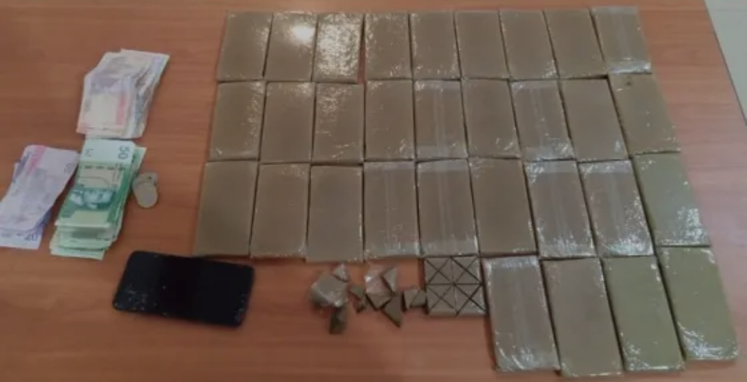 كمين أمني بالمرسى يقود إلى توقيف مروج مخدرات بالعيون وحجز كمية مهمة من “الشيرا”