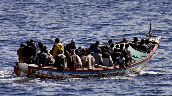 موريتانيا تنقذ 37 مهاجرًا بعد غرق قارب للهجرة السرية.. والعشرات ما زالوا في عداد المفقودين