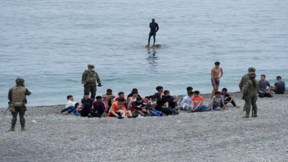 1342 قاصراً مغربياً بسبتة.. تعقيدات قانونية تؤخر إعادتهم إلى المملكة